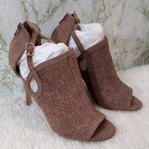 LC Lauren Conrad Zip Back Pumps